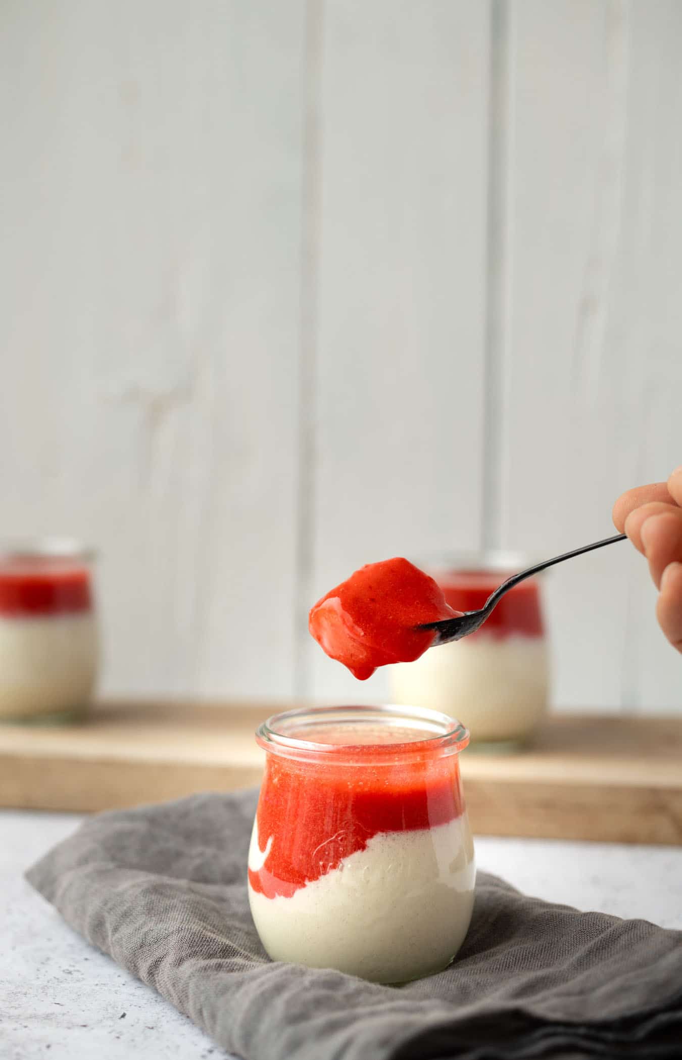 veganes Panna Cotta mit Erdbeersauce (5 Zutaten) Rezept