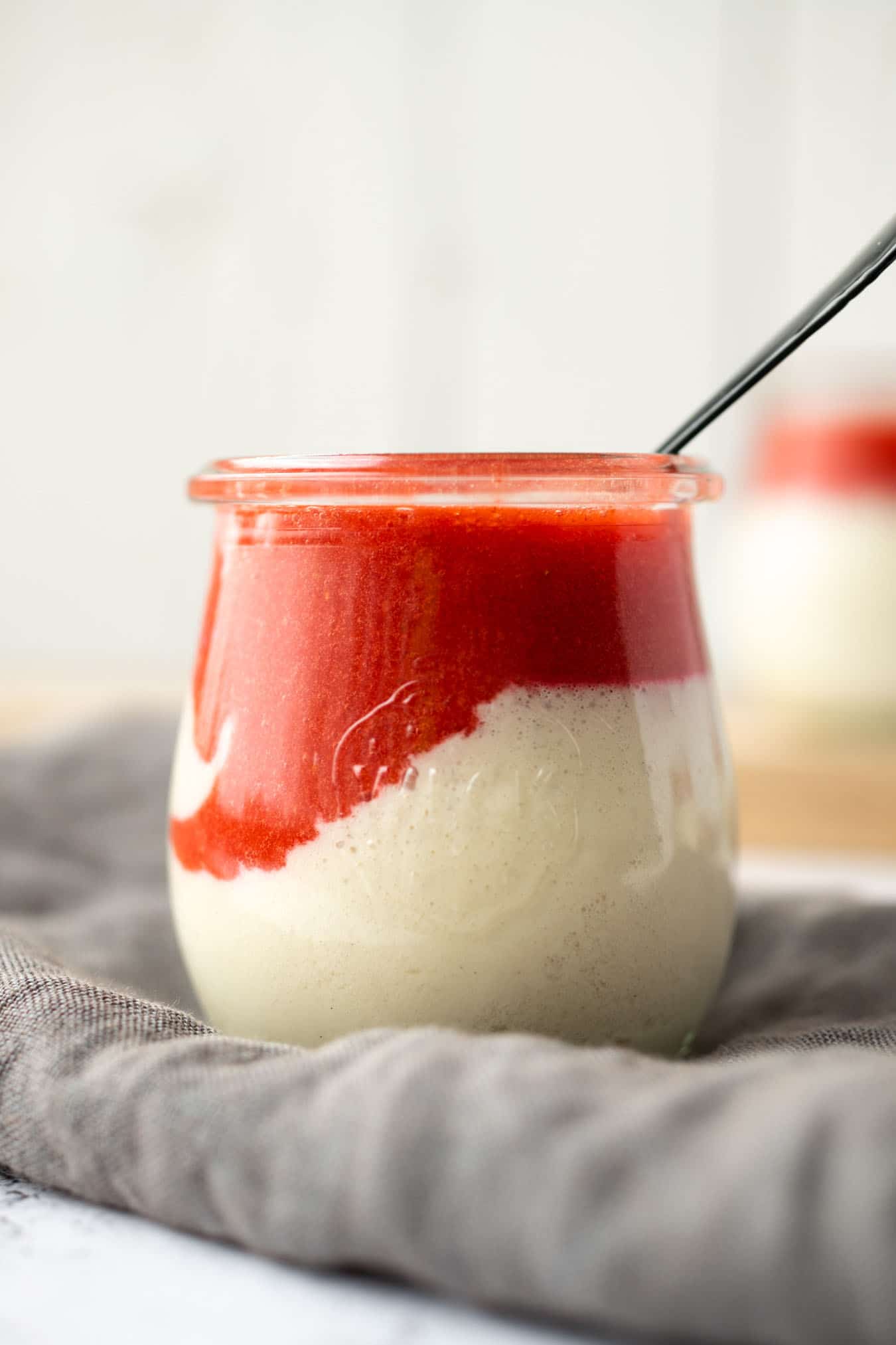 veganes Panna Cotta mit Erdbeersauce (5 Zutaten) Rezept