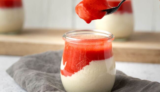 veganes Panna Cotta mit Erdbeersauce (5 Zutaten) Rezept