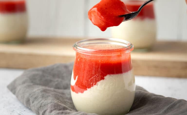 veganes Panna Cotta mit Erdbeersauce (5 Zutaten) Rezept