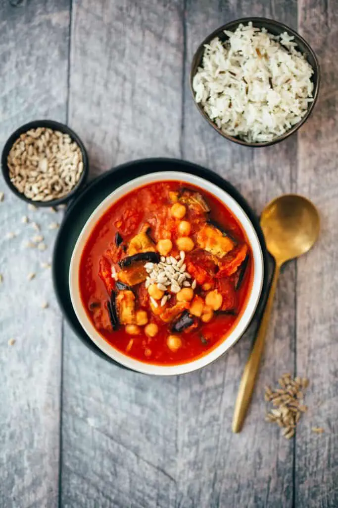 Eggplant and tomato pan with chickpeas