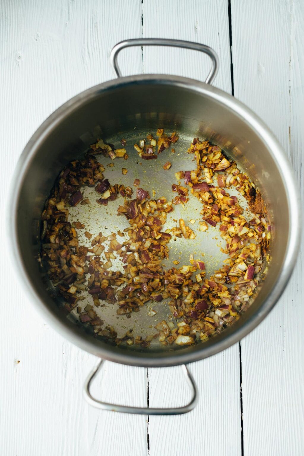 Vegane Butternut Kürbissuppe mit knusprigen Kichererbsen