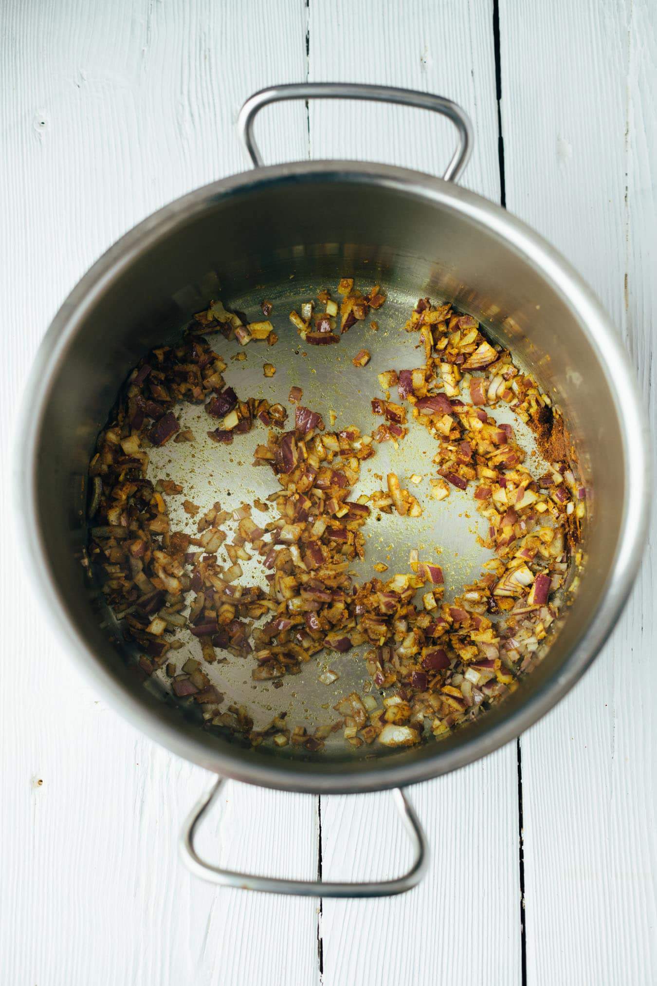 Vegane Butternut Kürbissuppe mit knusprigen Kichererbsen