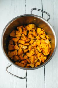 Butternut Kürbissuppe mit knusprigen Kichererbsen