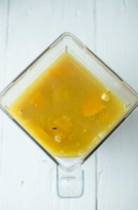 Butternut Kürbissuppe mit knusprigen Kichererbsen