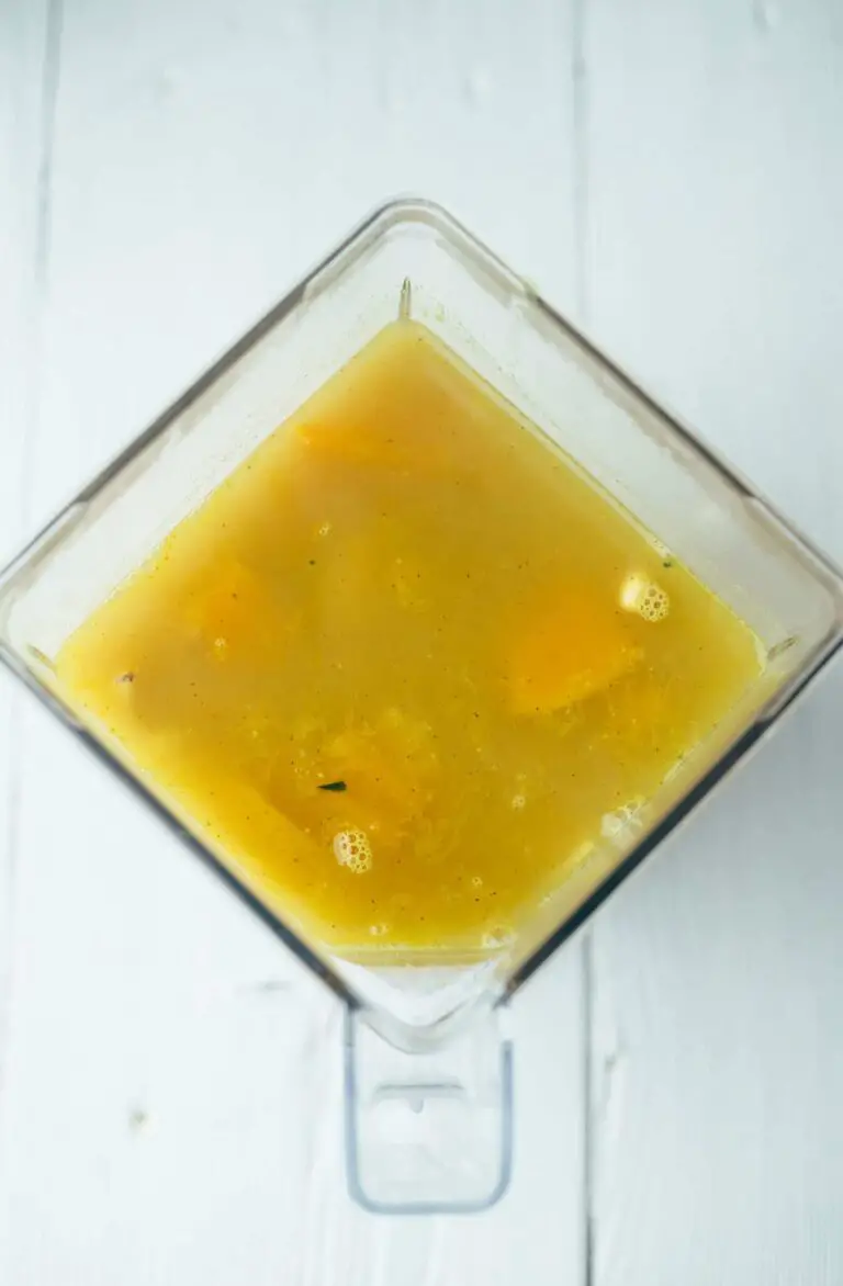Vegane Butternut Kürbissuppe mit knusprigen Kichererbsen
