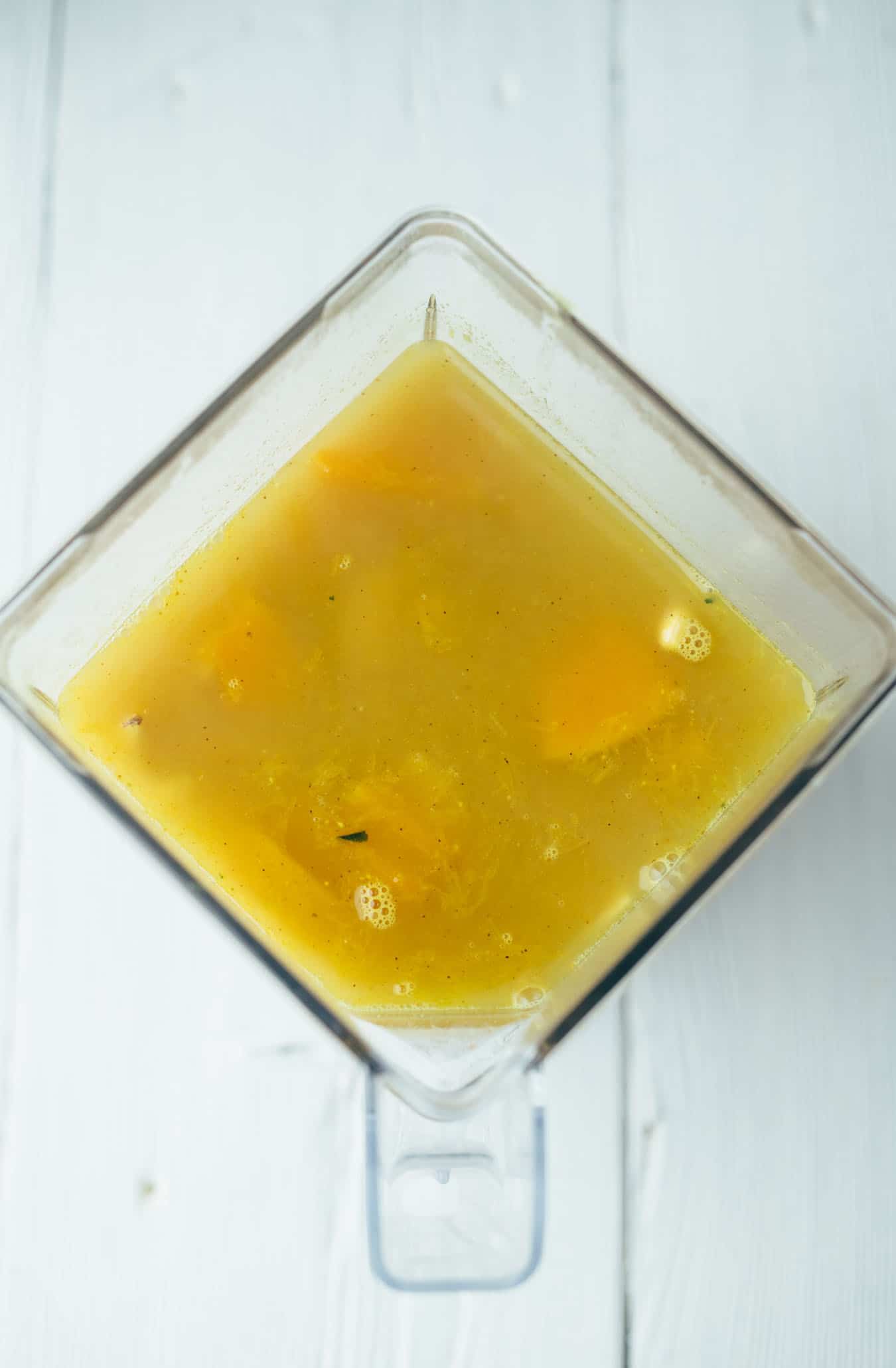 Vegane Butternut Kürbissuppe mit knusprigen Kichererbsen