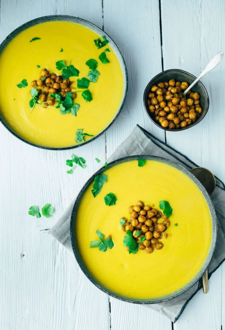 Vegane Butternut Kürbissuppe mit knusprigen Kichererbsen Vegane Butternut Kürbissuppe mit knusprigen Kichererbsen