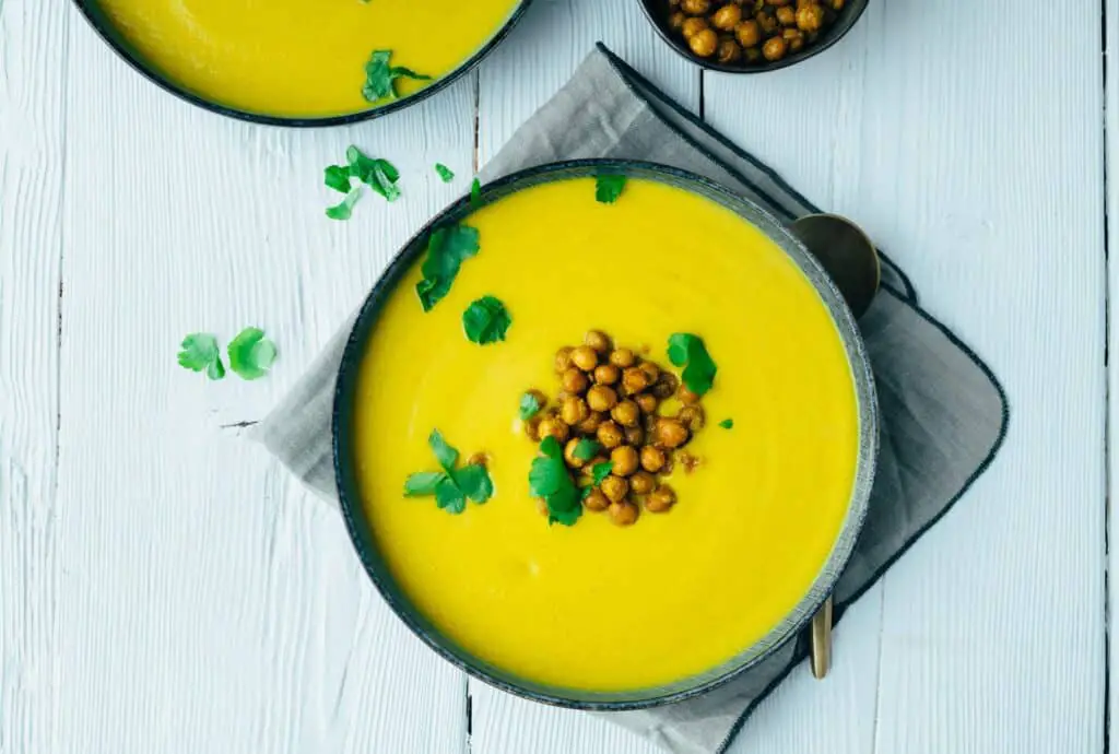 Butternut Kürbissuppe mit knusprigen Kichererbsen