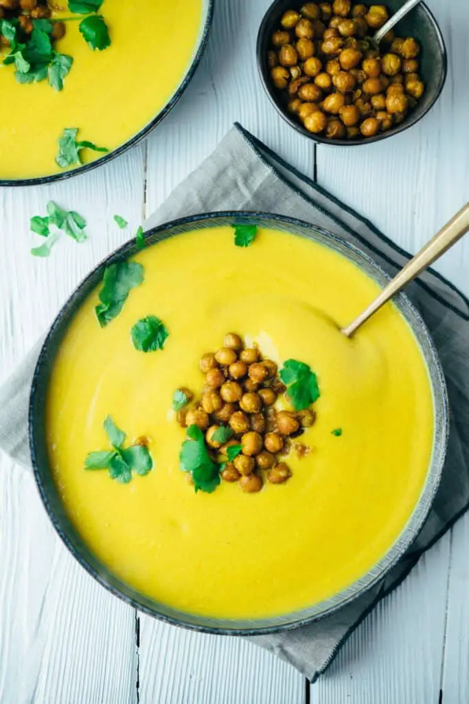 Butternut Kürbissuppe mit knusprigen Kichererbsen