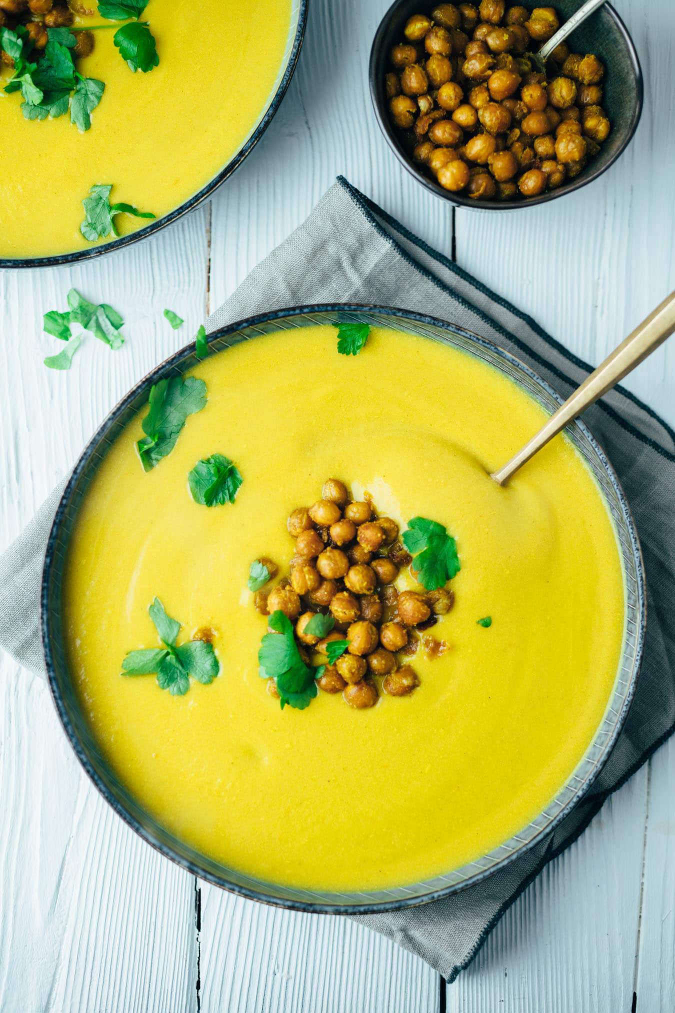 Vegane Butternut Kürbissuppe mit knusprigen Kichererbsen