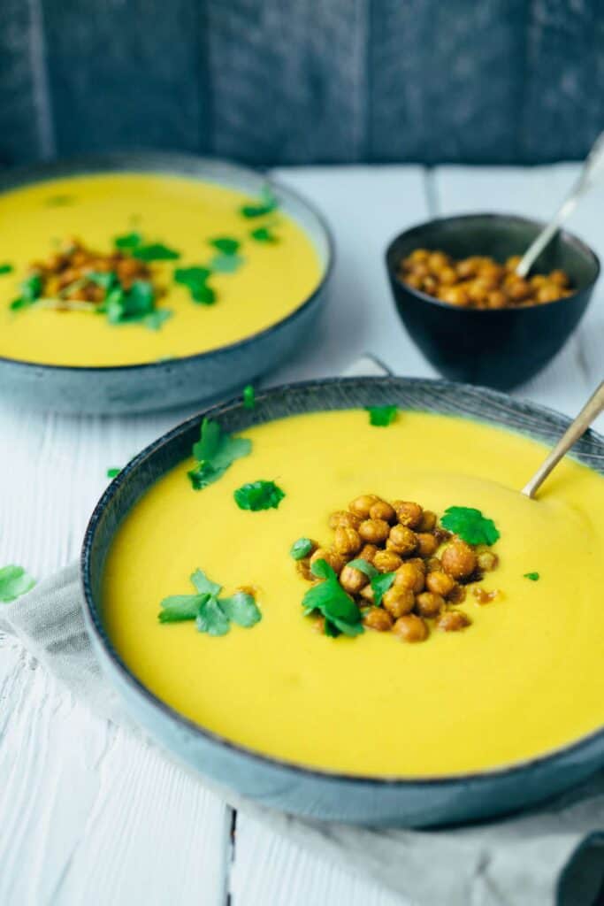 Butternut Kürbissuppe mit knusprigen Kichererbsen