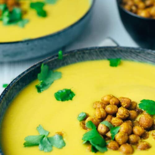 Butternut Kürbissuppe mit knusprigen Kichererbsen