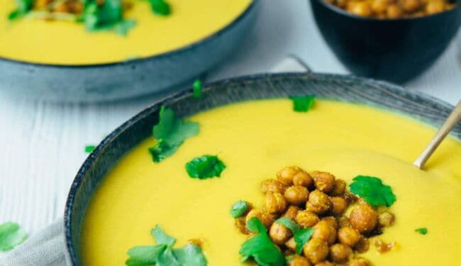 Butternut Kürbissuppe mit knusprigen Kichererbsen