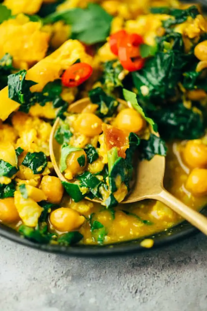 Veganes Einfaches Blumenkohl Curry mit Spinat (30 Minuten)