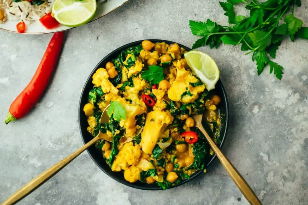 einfaches Blumenkohl Curry mit Spinat