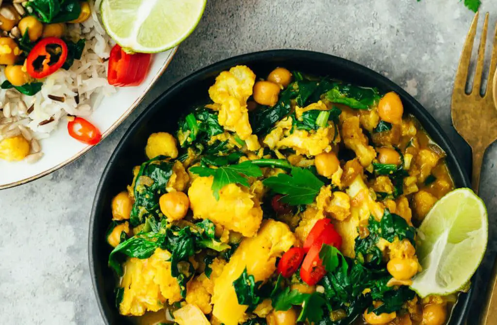 Einfaches Blumenkohl Curry mit Spinat (30 Minuten) — VEGANE VIBES