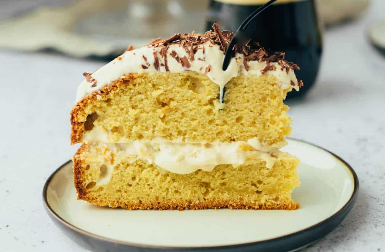 Fruchtige Ananastorte mit Cashew-Frosting