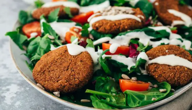 Falafel Patties mit schwarzen Bohnen und Quinoa (gf)