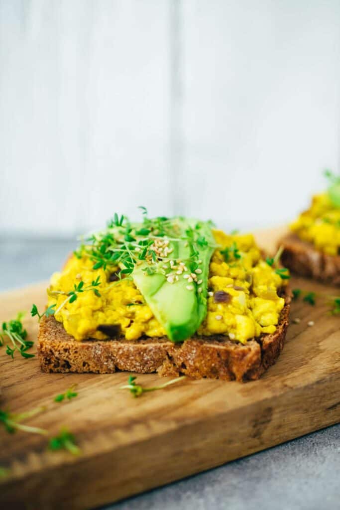 Klassisches veganes Rührei mit Seidentofu (15 Minuten)