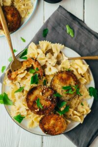 Knusprig panierte Aubergine mit cremiger Pasta (30 Minuten)