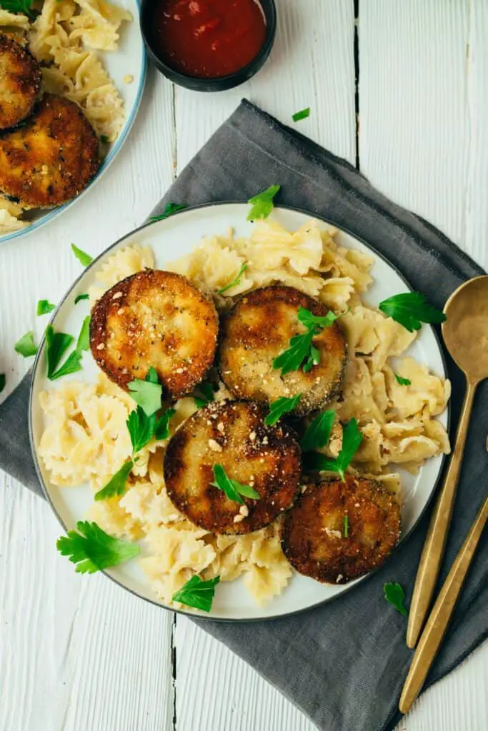 Knusprig panierte Aubergine mit cremiger Pasta (30 Minuten)