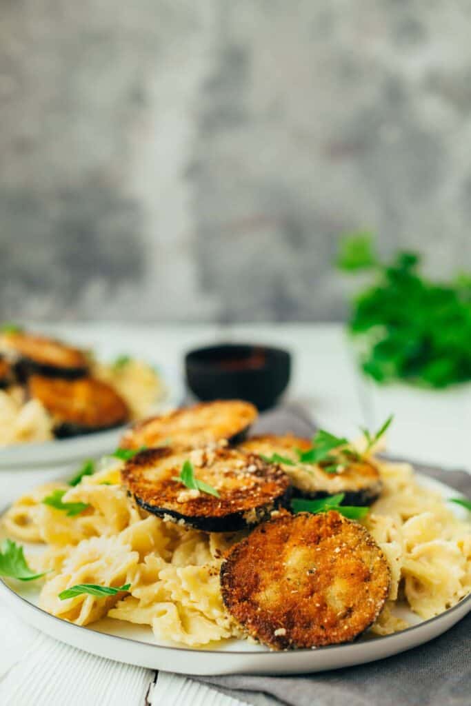 Knusprig panierte Aubergine mit cremiger Pasta (30 Minuten)