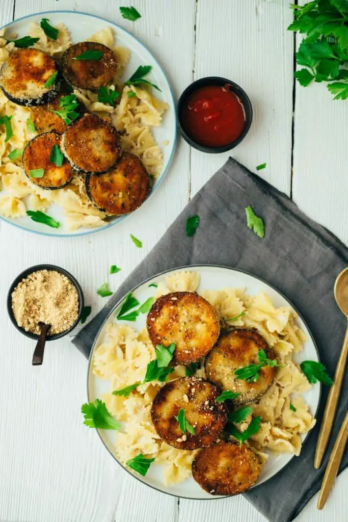 Knusprig panierte Aubergine mit cremiger Pasta (30 Minuten)