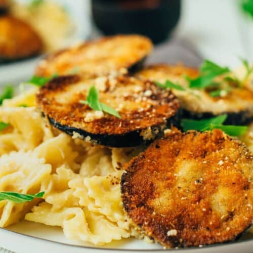 Knusprig panierte Aubergine mit cremiger Pasta (30 Minuten)