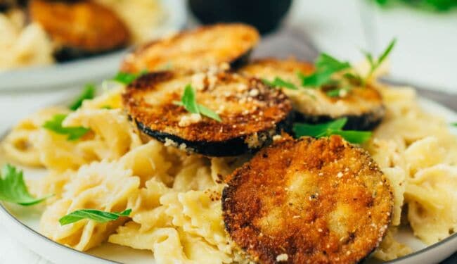 Knusprig panierte Aubergine mit cremiger Pasta (30 Minuten)