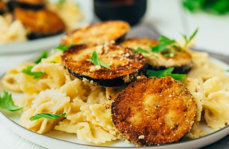 Knusprig panierte Aubergine mit cremiger Pasta (30 Minuten)