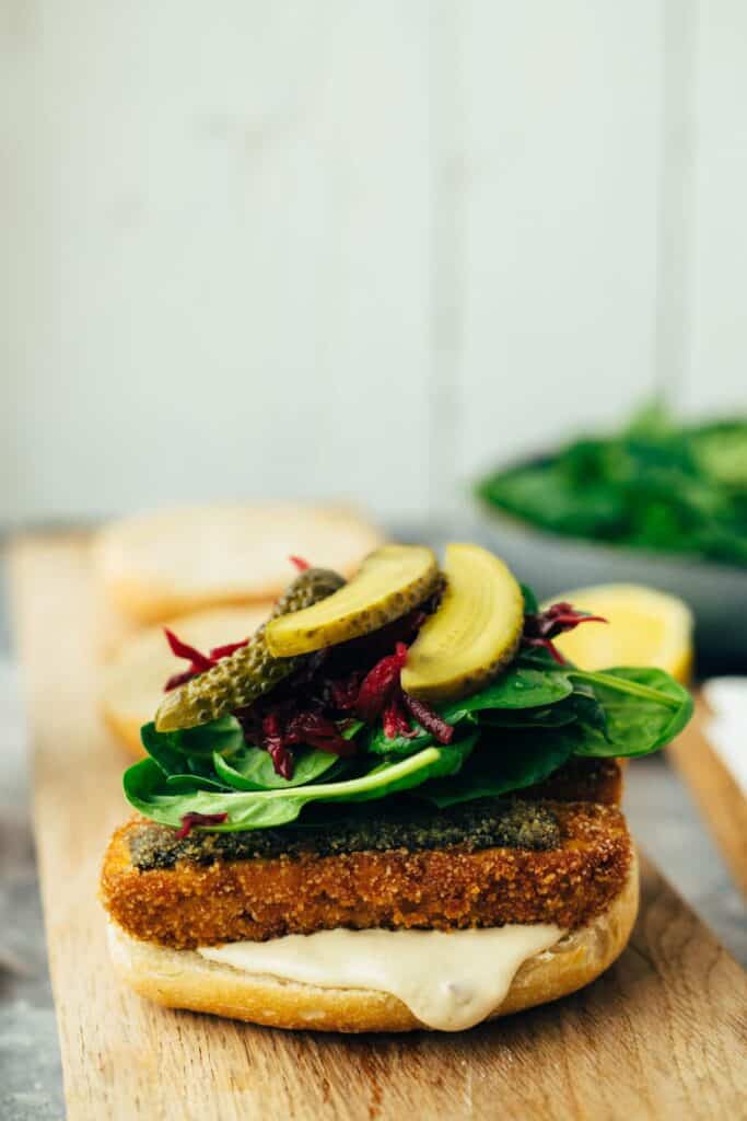 Veganer Fisch Burger mit Cashew-Remoulade — VEGANE VIBES Veganer Fisch Burger mit Cashew-Remoulade — VEGANE VIBES