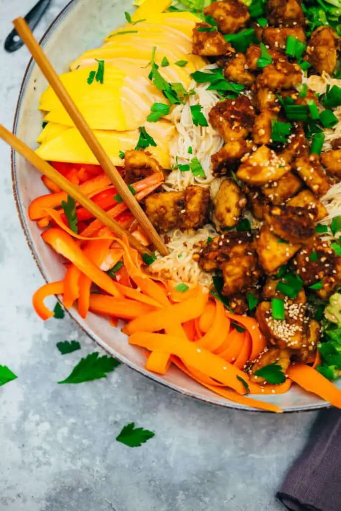 Asian bowl with peanut butter tempeh