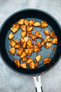 Asiatische Bowl mit Erdnussbutter Tempeh