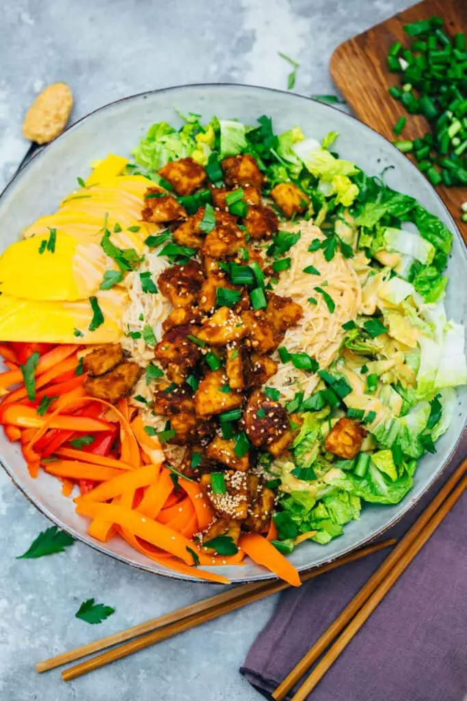 Asian bowl with peanut butter tempeh