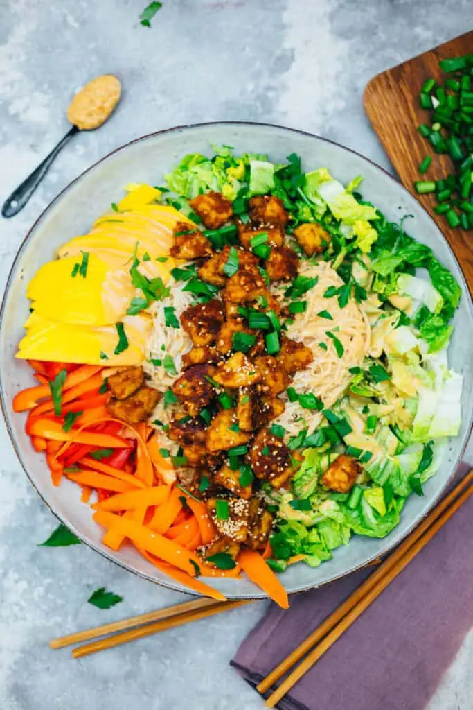 Asian bowl with peanut butter tempeh