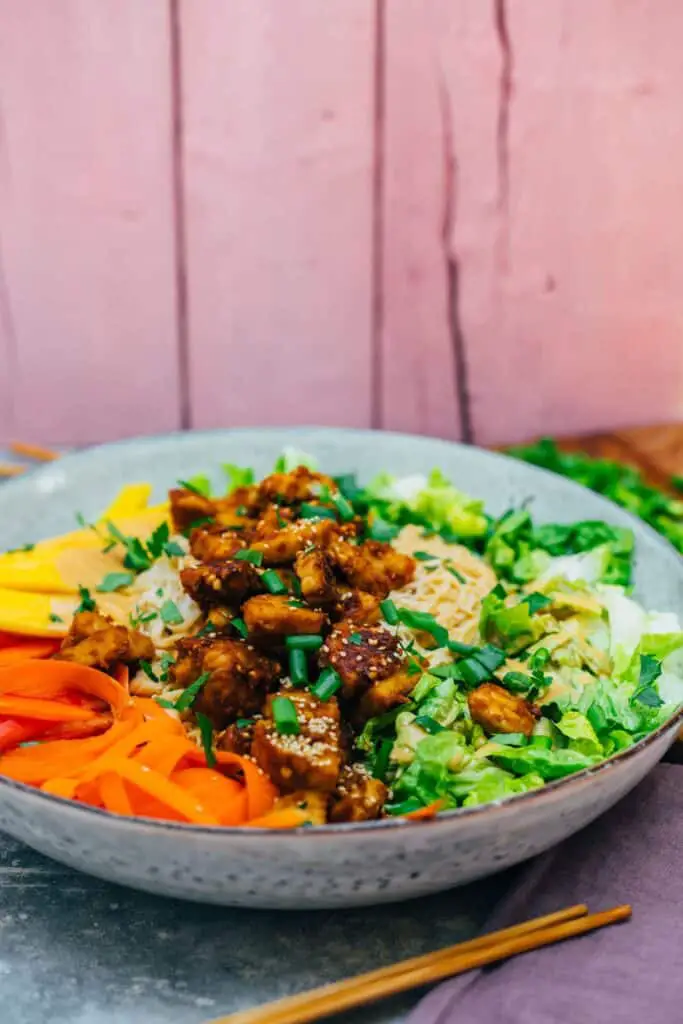 Asian bowl with peanut butter tempeh