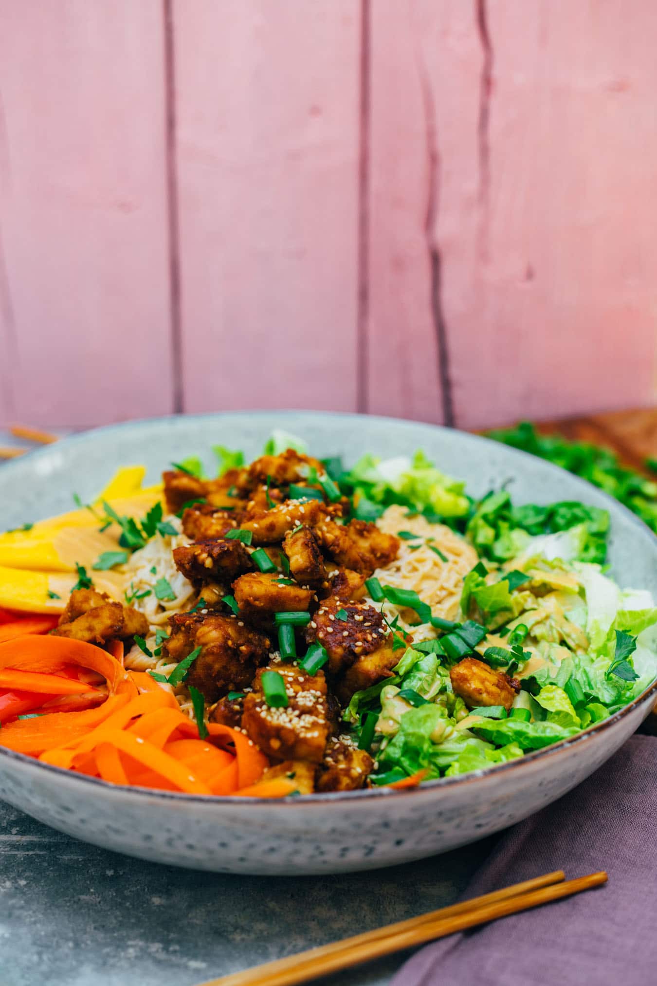 Asiatische Bowl mit Erdnussbutter Tempeh — VEGANE VIBES