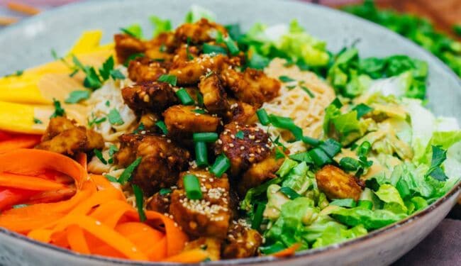 Asiatische Bowl mit Erdnussbutter Tempeh