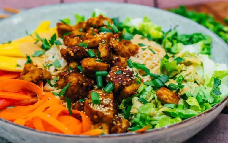 Asiatische Bowl mit Erdnussbutter Tempeh