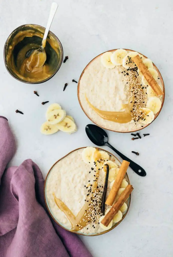 Chai Porridge mit Tahini-Karamell