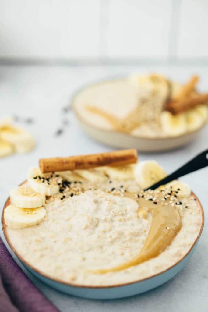 Chai Porridge mit Tahini-Karamell