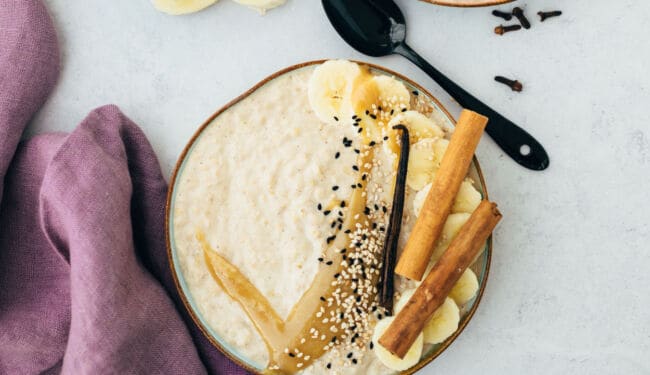 Chai Porridge mit Tahini-Karamell