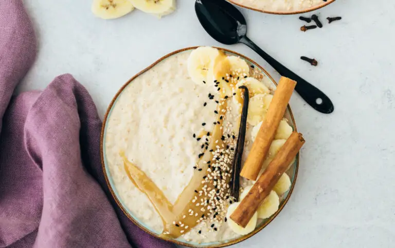Chai Porridge mit Tahini-Karamell