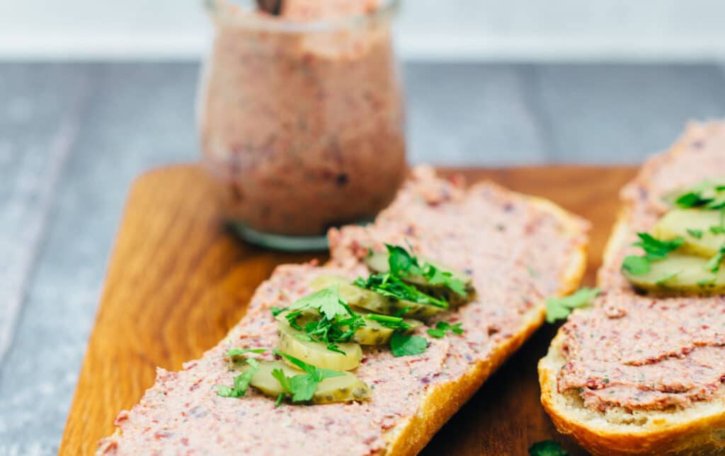 Veganer Aufstrich Leberwurst Art (10 Minuten) — VEGANE VIBES