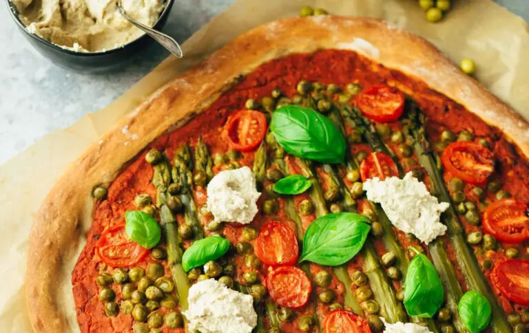 Pizza mit Ricotta und grünem Spargel (vegan)