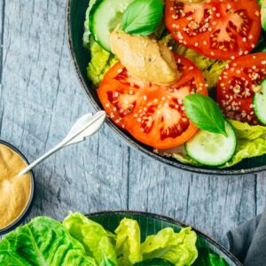 Salat mit cremigem Hanf-Tomatendressing (ölfrei)