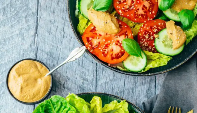 Salat mit cremigem Hanf-Tomatendressing (ölfrei)