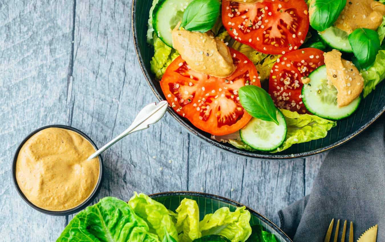 Salat mit cremigem Hanf-Tomatendressing (ölfrei)