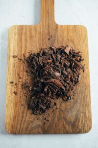 rohe Schokolade zerkleinern